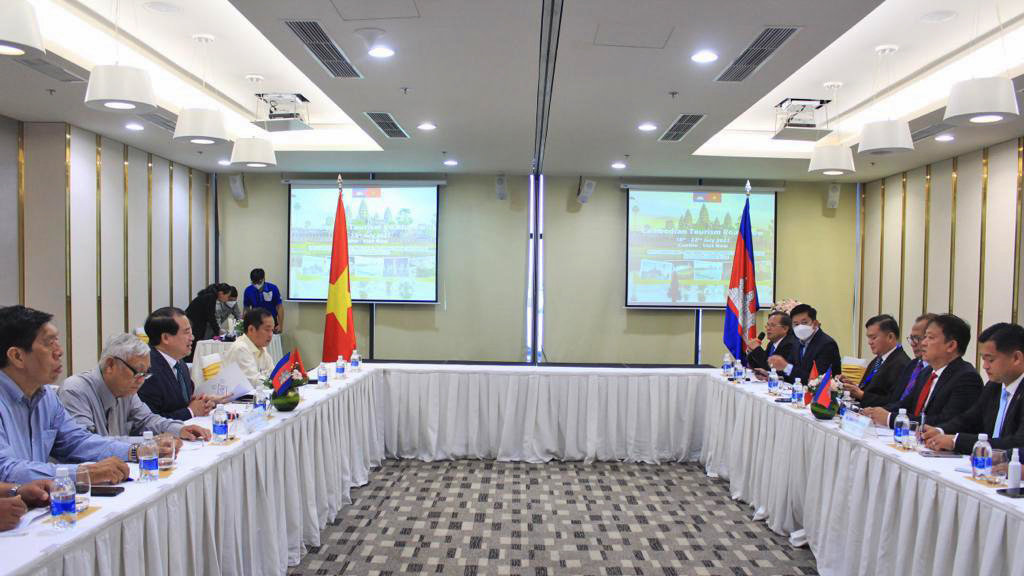 Phó Tổng cục trưởng TCDL Hà Văn Siêu tiếp xã giao Phó Quốc vụ khanh Bộ Du lịch Campuchia Thok Sokhom